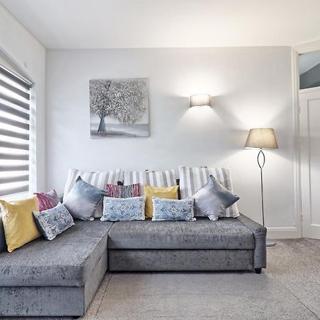 Luxury 3-Bed Apartment Near To London With Parking Хорнчерч Экстерьер фото