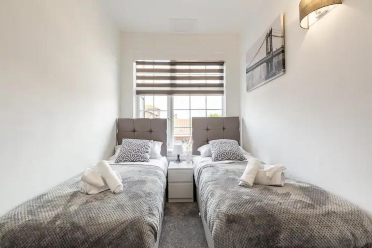 Luxury 3-Bed Apartment Near To London With Parking Хорнчерч Экстерьер фото