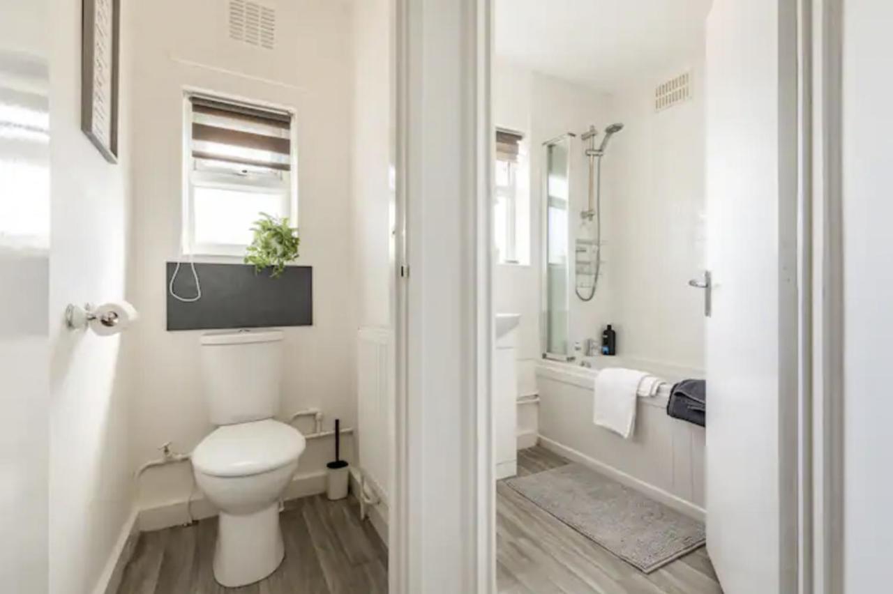 Luxury 3-Bed Apartment Near To London With Parking Хорнчерч Экстерьер фото