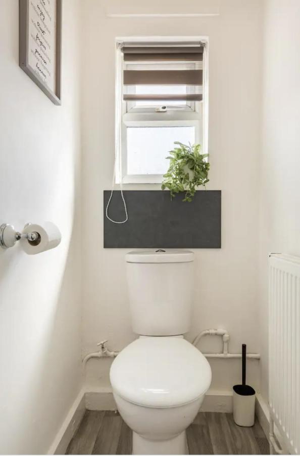 Luxury 3-Bed Apartment Near To London With Parking Хорнчерч Экстерьер фото