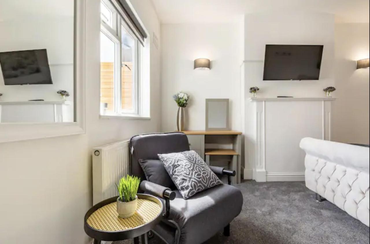 Luxury 3-Bed Apartment Near To London With Parking Хорнчерч Экстерьер фото