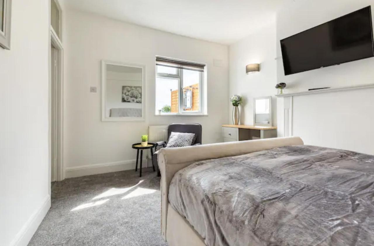 Luxury 3-Bed Apartment Near To London With Parking Хорнчерч Экстерьер фото