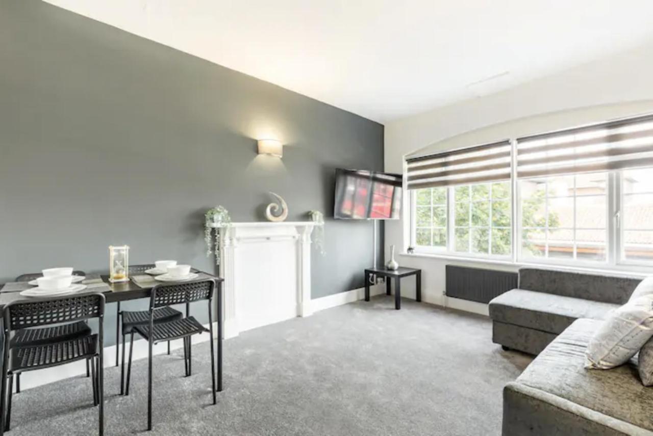 Luxury 3-Bed Apartment Near To London With Parking Хорнчерч Экстерьер фото