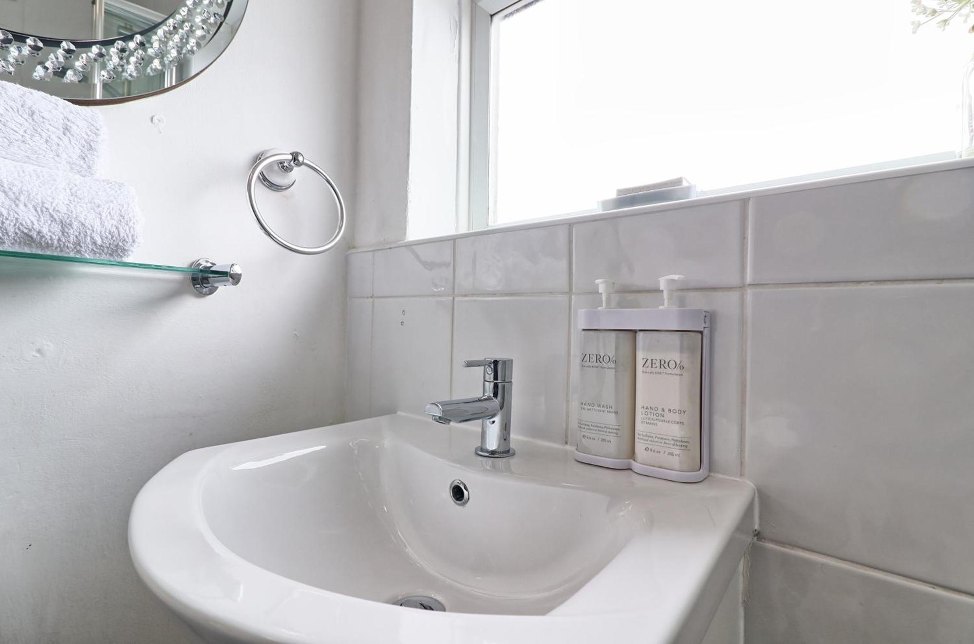 Luxury 3-Bed Apartment Near To London With Parking Хорнчерч Экстерьер фото