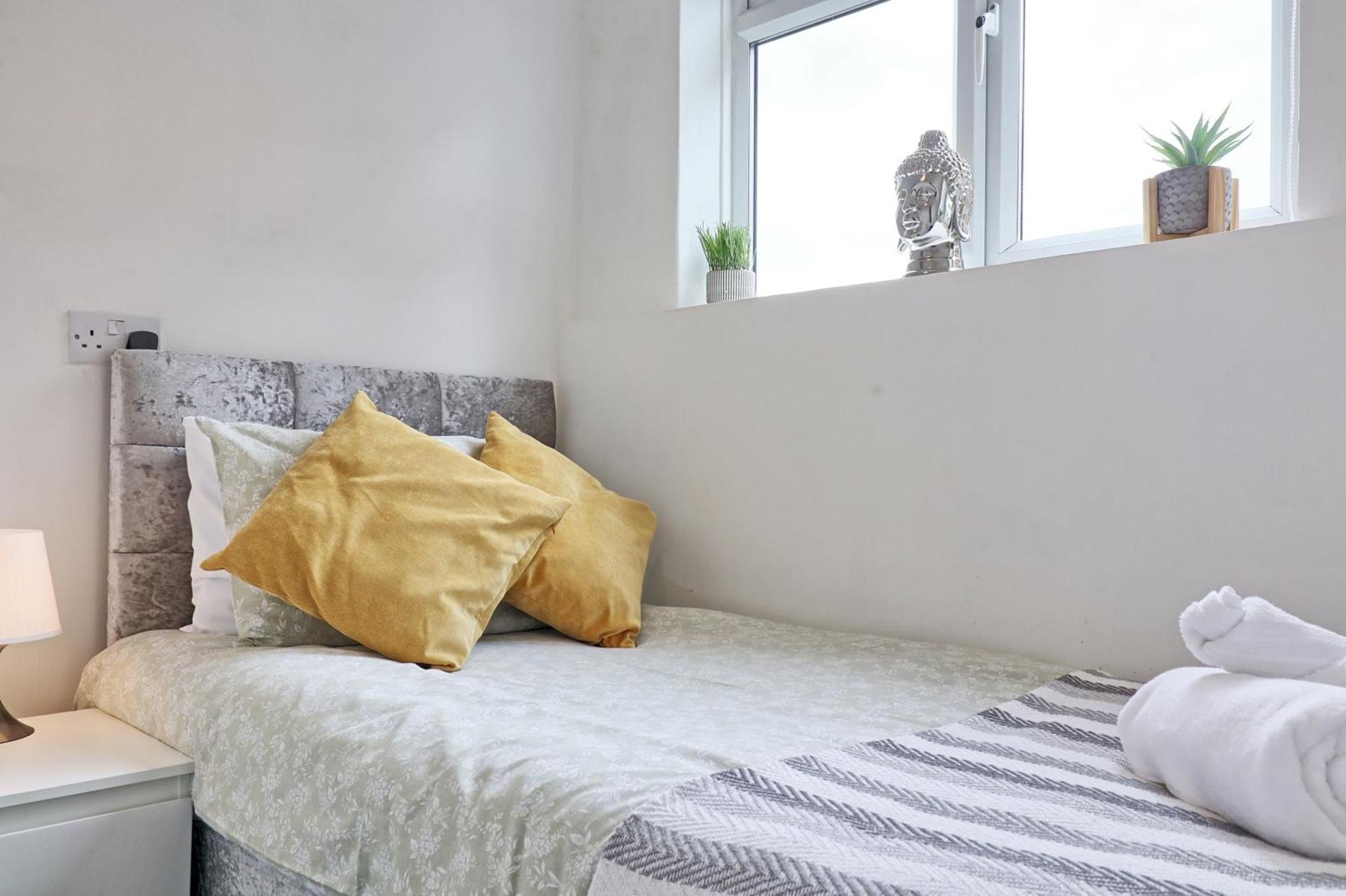 Luxury 3-Bed Apartment Near To London With Parking Хорнчерч Экстерьер фото