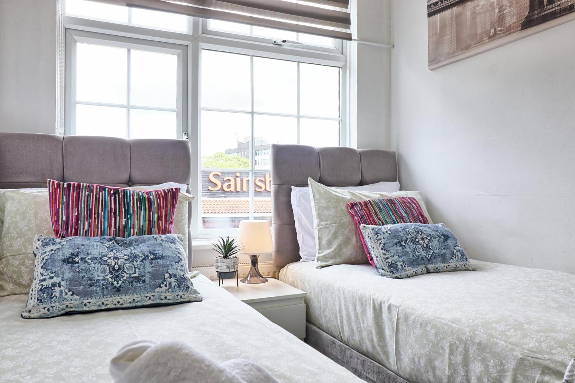 Luxury 3-Bed Apartment Near To London With Parking Хорнчерч Экстерьер фото