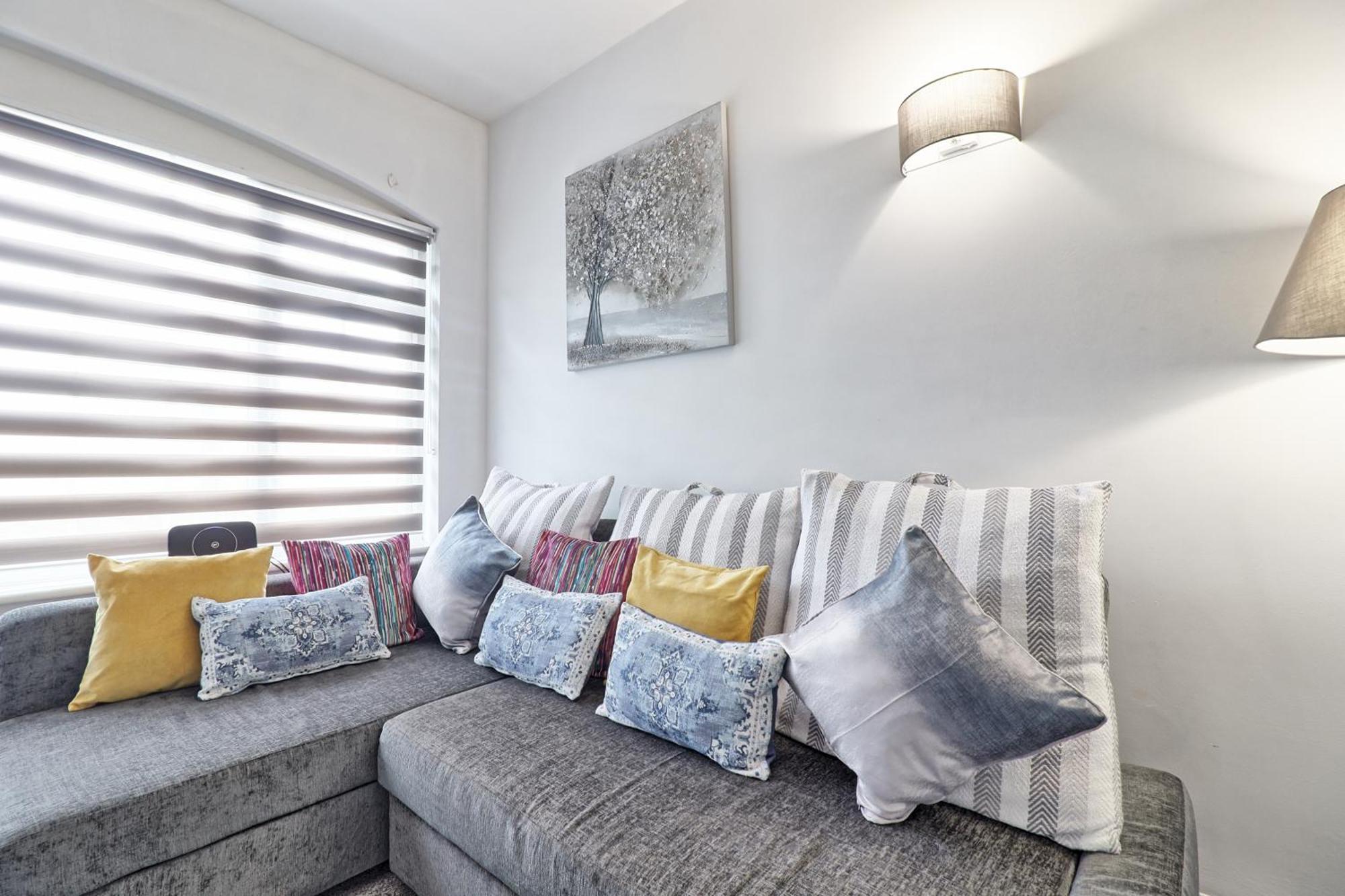 Luxury 3-Bed Apartment Near To London With Parking Хорнчерч Экстерьер фото