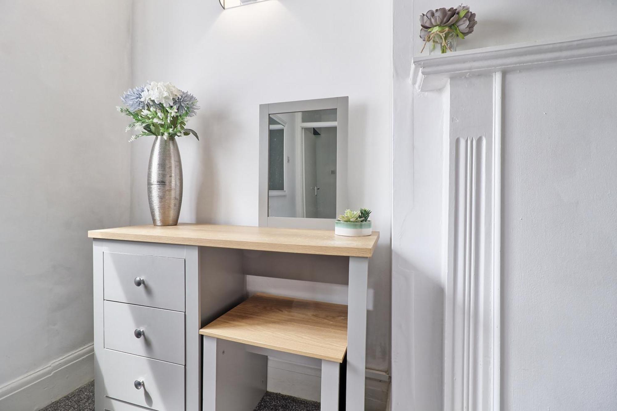 Luxury 3-Bed Apartment Near To London With Parking Хорнчерч Экстерьер фото