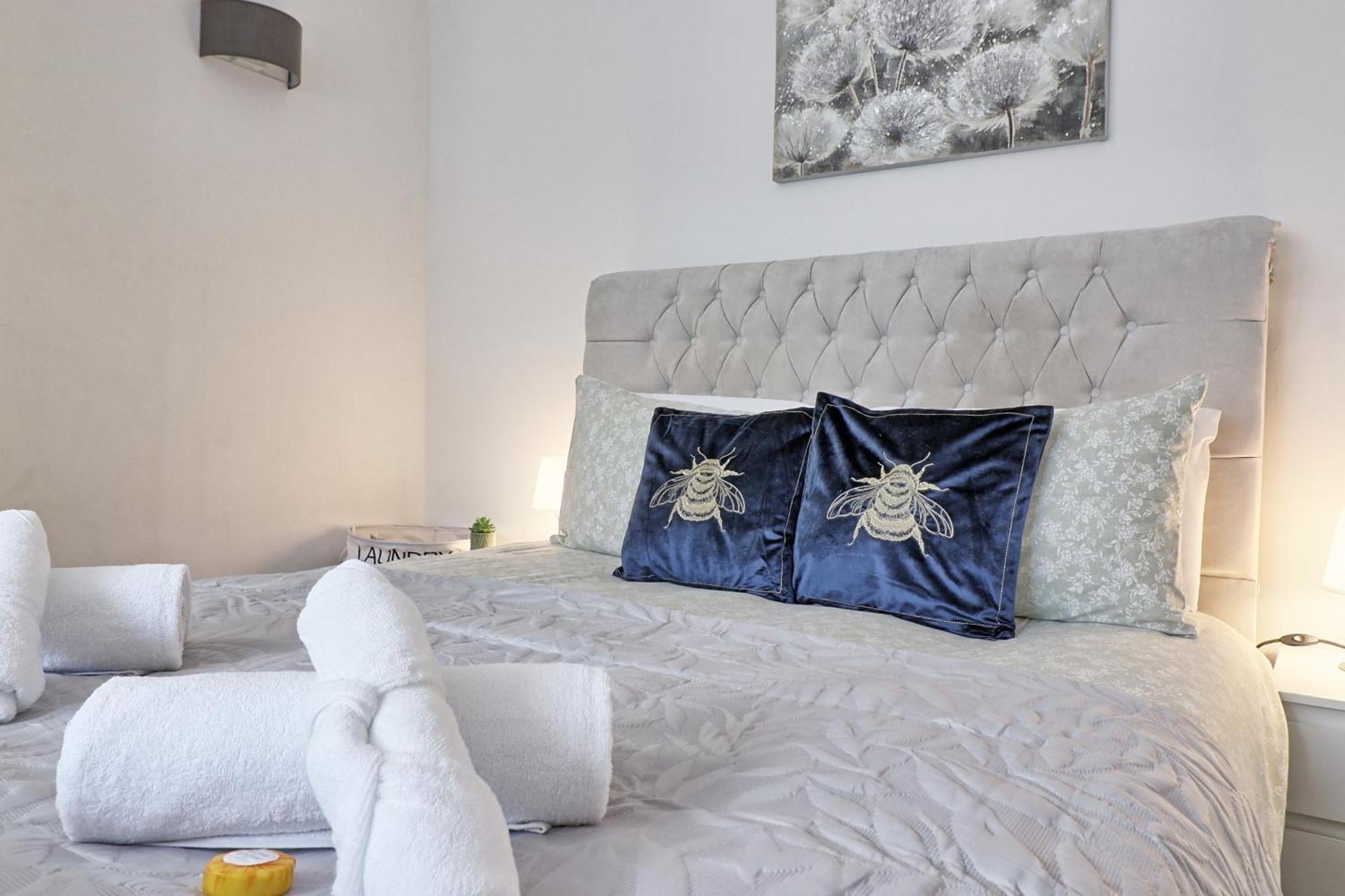 Luxury 3-Bed Apartment Near To London With Parking Хорнчерч Экстерьер фото