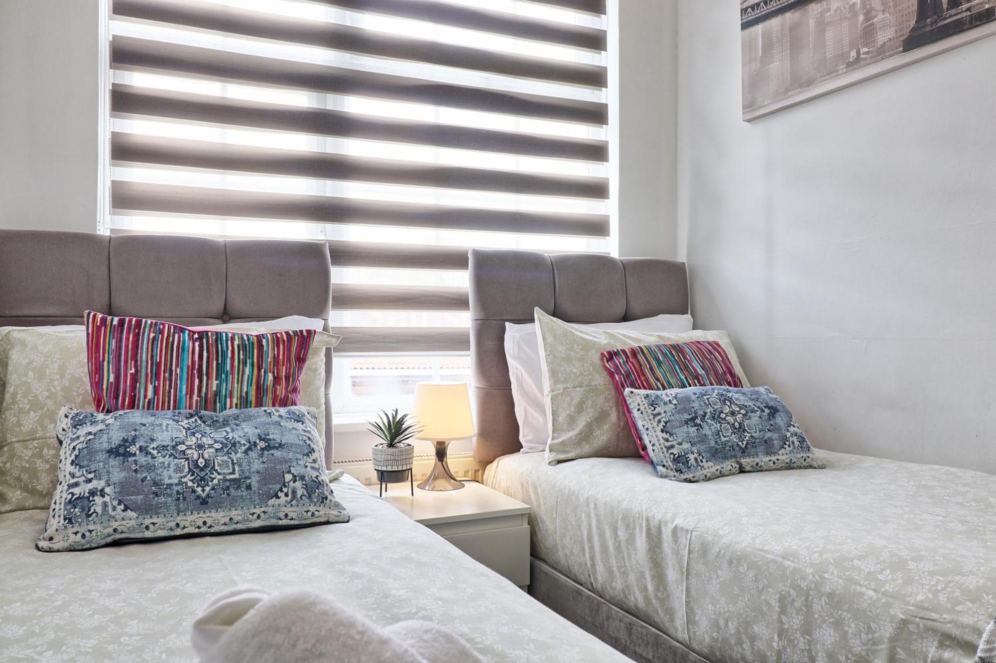 Luxury 3-Bed Apartment Near To London With Parking Хорнчерч Экстерьер фото