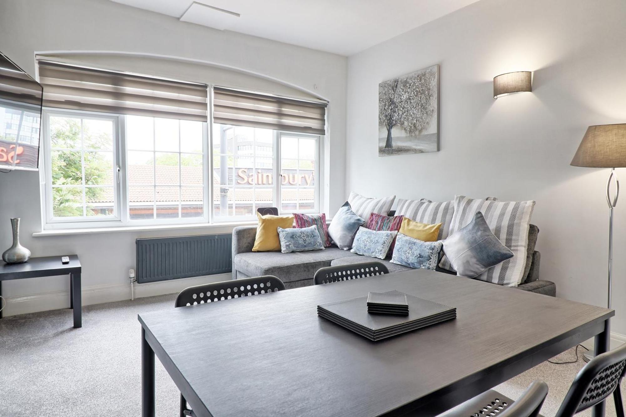 Luxury 3-Bed Apartment Near To London With Parking Хорнчерч Экстерьер фото