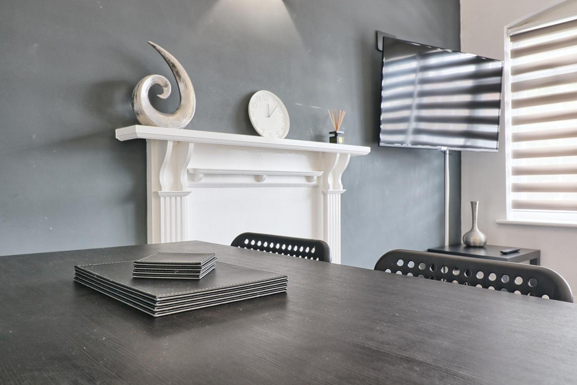 Luxury 3-Bed Apartment Near To London With Parking Хорнчерч Экстерьер фото